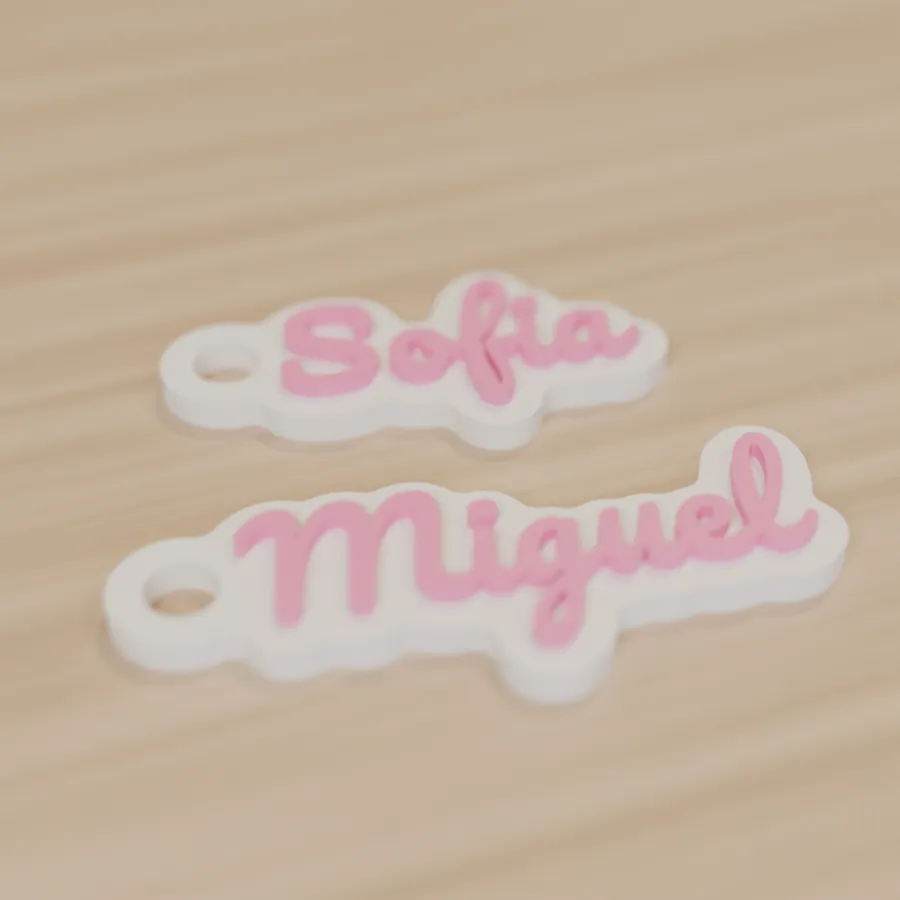 Chaveiros com os nomes Sofia e Miguel sobre uma mesa de madeira