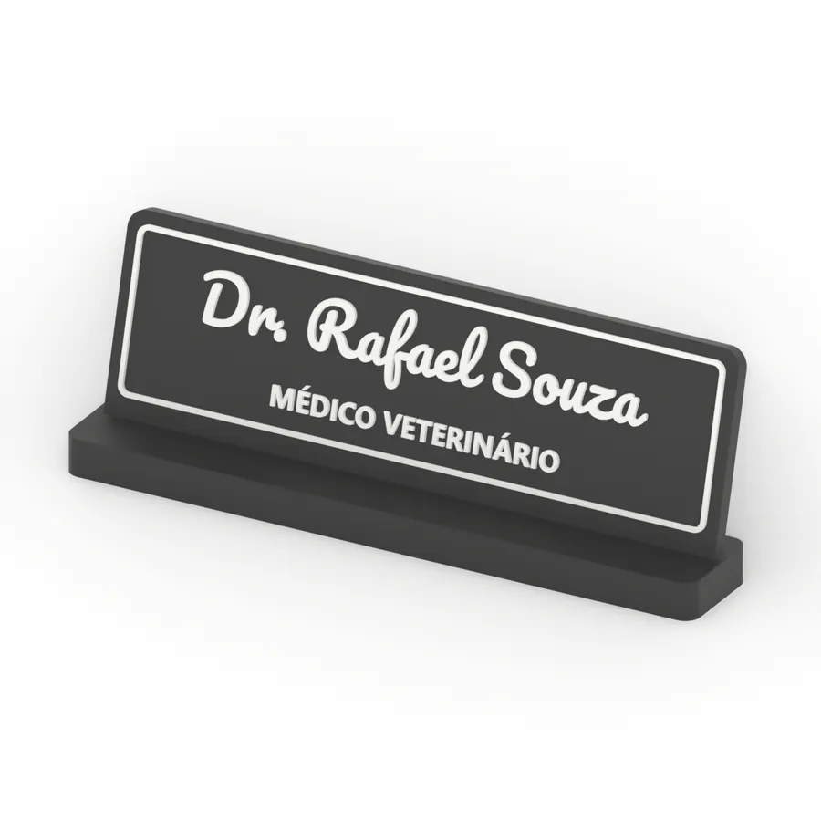 Placa de mesa preta com o nome Dr. Rafael Souza, Médico Veterinário